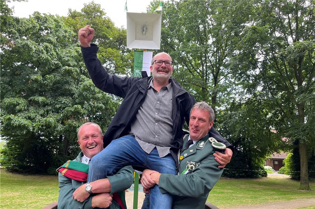 Schützenfest in Raesfeld: Das ganze Programm auf einen Blick Auf den Schultern wurde Werner Ridder gefeiert.