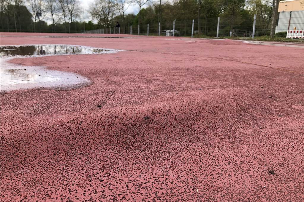 Dortmunder Spielplatz seit Jahren unbenutzbar - eine Lösung ist in Sicht Auf den Sportflächen zwischen Gesamtschule und Sportplatz wellt sich der Belag derartig, dass eine Nutzung nicht mehr möglich ist
