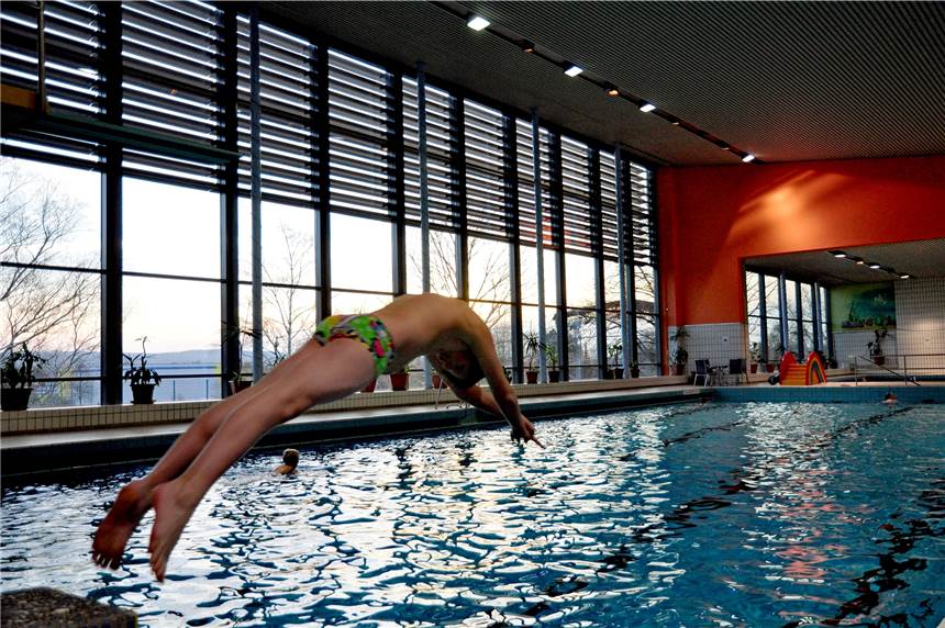 Hombrucher müssen woanders schwimmen – beide Bäder geschlossen Auf den Sprung ins Becken im Hombrucher Hallenbad müssen die Schwimmer noch warten – derzeit wird das Dach des Bades saniert.