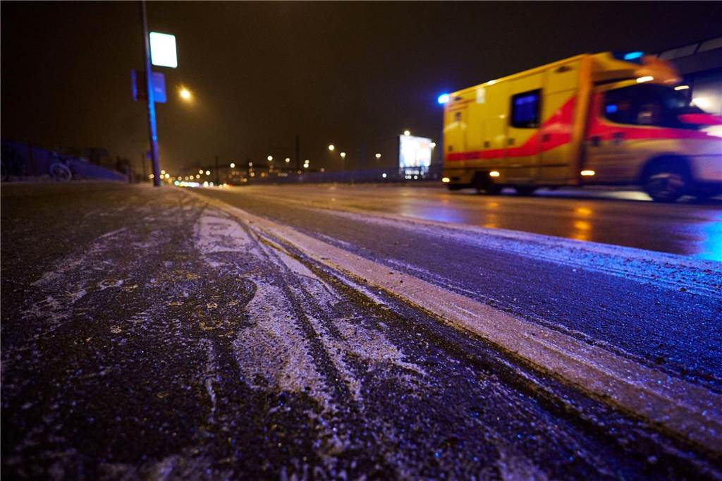 Glatte Straßen sorgten für Unfälle und Einschränkungen auf den Straßen
