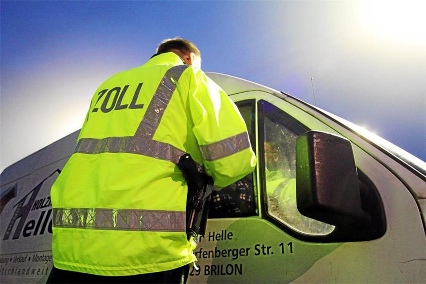 Das findet sich im Fundus des Hauptzollamts Auf den Straßen sind die Zollbeamten im Einsatz, um gegen Schmuggel und illegalen Handel vorzugehen.