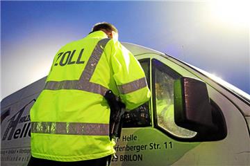 Auf den Straßen sind die Zollbeamten im Einsatz, um gegen Schmuggel und illegalen Handel vorzugehen.  