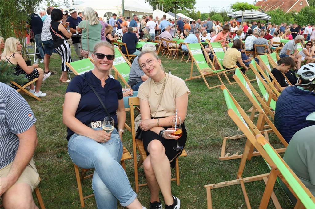 Summer Specials: Besucher genießen laue Sommernacht in Vinnum Auf den Stühlen konnte man es sich bequem machen.