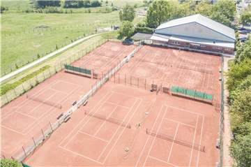 Auf den Tennisplätzen des Olfener TC geht es mit dem Training nun weiter. Auch für Trainerin Kaja Briegert, die zwei Monate durch das Coronavirus in die Zwangspause geschickt wurde.