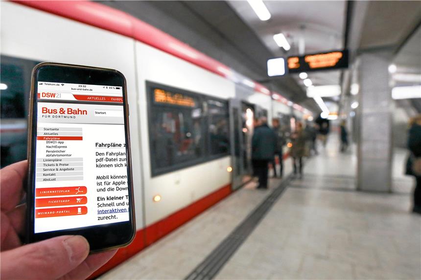 DSW21-Kunden surfen bald unterirdisch schneller Auf den U-Bahn-Linien und an den unterirdischen Stadtbahnhaltestellen gibt es eine Grundversorgung für den Mobilfunkempfang. Längst nicht immer hat man aber Empfang und kann – wie hier am Westentor – im Internet surfen.