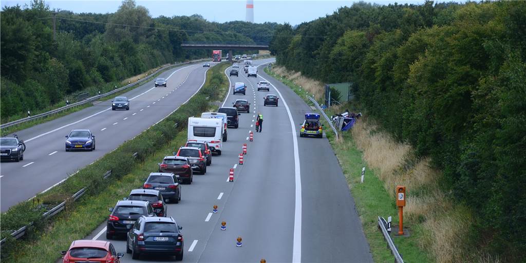 Unfall auf A31 bei Heek: Pkw mit Anhänger rutscht über Leitplanke Auf der A 31 ereignete sich am Freitag in Höhe von Heek ein Verkehrsunfall, bei dem sich ein Pkw überschlug.