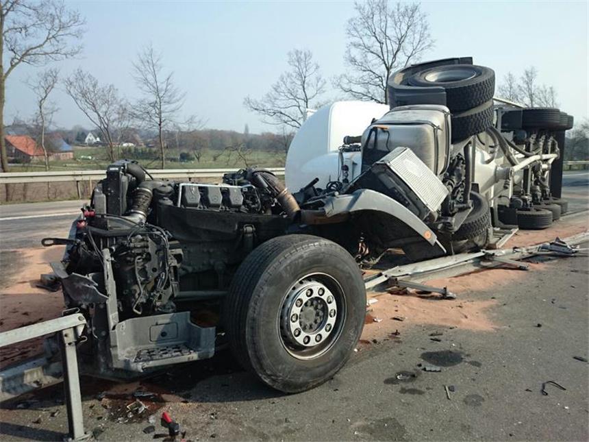 Immer dreister: Gaffer behindern die Arbeit der Polizei Auf der A1 bei Werne hat es am Mittwoch einen Lkw-Unfall gegeben. Die Aufräumarbeiten dauerten mehrere Stunden.
