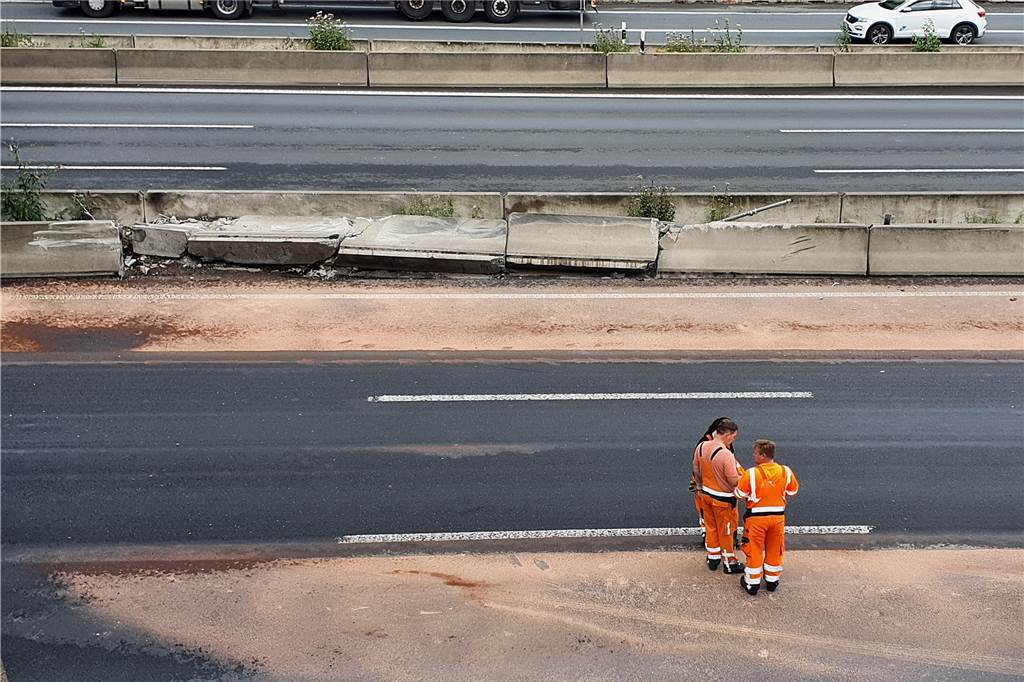 Lkw-Unfall: A1 im Kreuz Dortmund/Unna war zehn Stunden lang gesperrt Auf der A1 in Fahrtrichtung Bremen mitten im Bereich des Kreuzes Dortmund/Unna verunglückte am frühen Donnerstagmorgen ein Lkw, indem er in die Mittelleitplanke fuhr. Die Aufräumarbeiten dauerten Stunden.