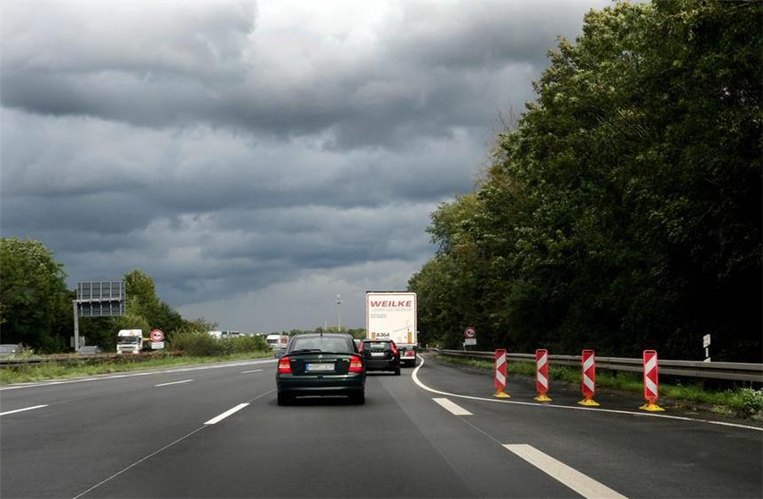 Neuer Engpass wegen Bauarbeiten auf der A1 Auf der A1 in Höhe Kamen Zentrum hat Straßen.NRW eine "Schikane" eingebaut, damit der Schwerlastverkehr außen über eine baufällige Brücke rollt.