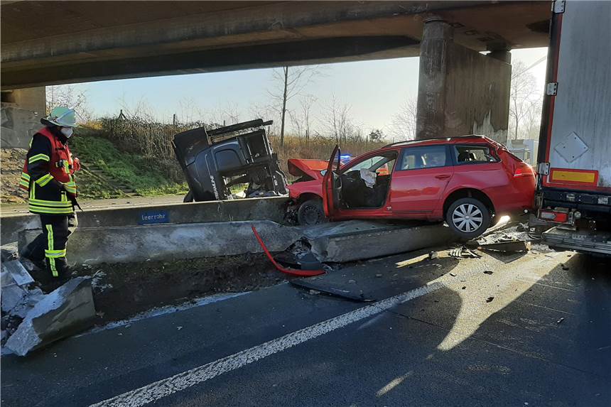 A1: Lkw schiebt Auto durch Mittelschutzplanke - Vollsperrung in beide Richtungen Auf der A1 ist es am Montag (20. Dezember) zu einem schweren Unfall gekommen.