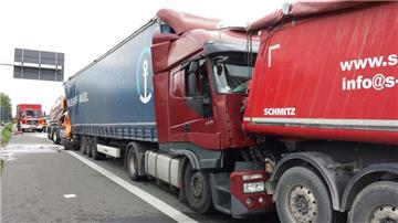 Auf der A2 sind drei LKW aufeinandergeprallt.
