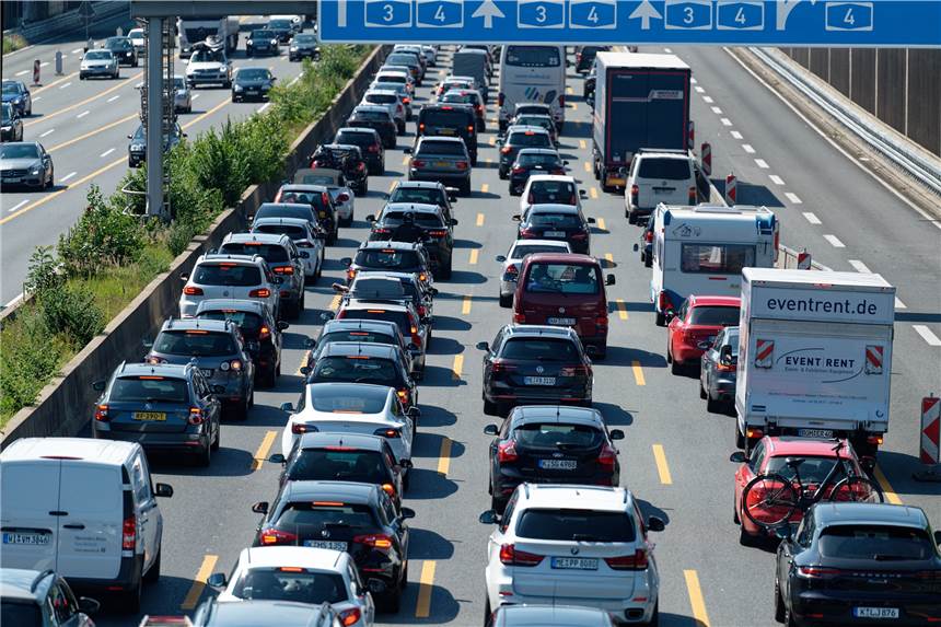 Fahrerflucht nach Unfall auf der A3 bei Mülheim - Motorradfahrer schwer verletzt Auf der A3 bei Mülheim an der Ruhr ist es zu einem Unfall gekommen. (Symbolbild)