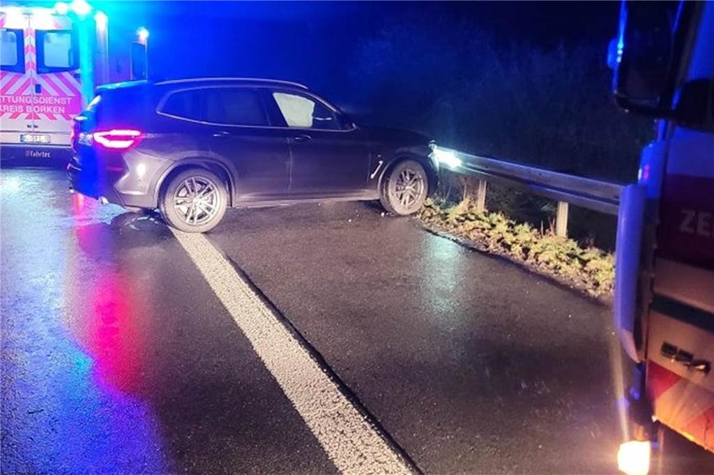 Gefährliche Glätte: 41 Einsätze für die Polizei im Kreis Borken - einige Verletzte Auf der A31 war die Feuerwehr Gescher bei zwei Unfällen im Einsatz, die sich unabhängig voneinander ereignet hatten.