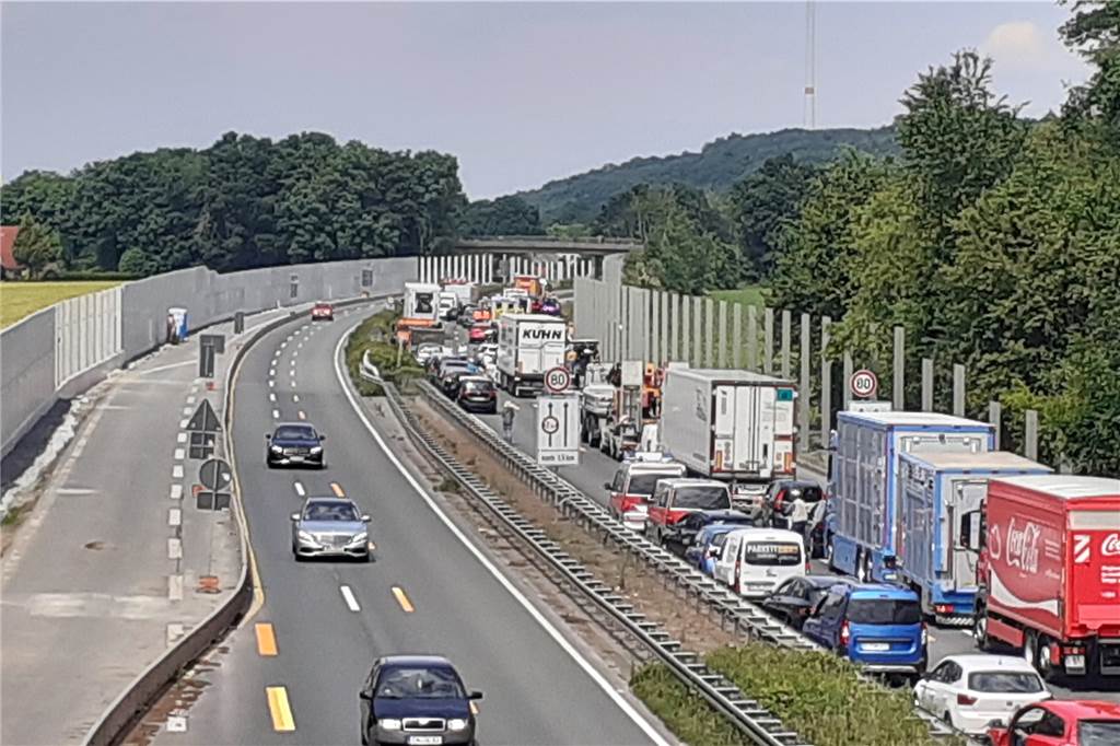 Mutter rast mit Baby in A43-Baustelle: Prozess um Mordversuch beginnt Stau auf der Autobahn