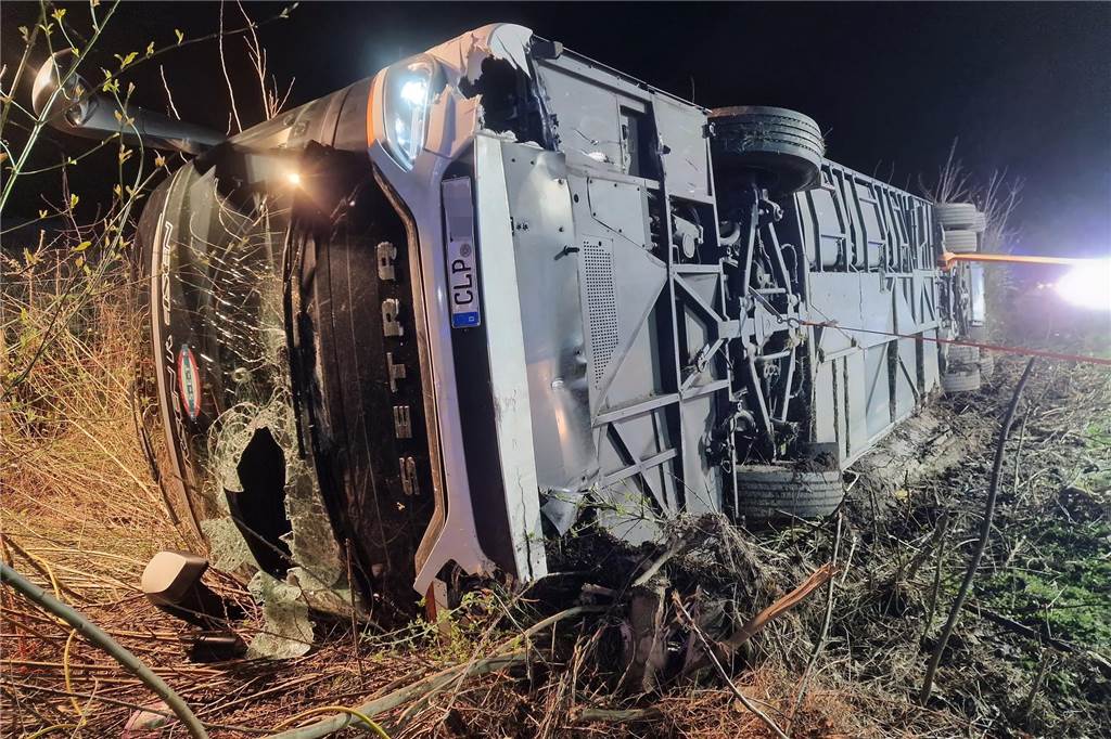 Auf der A44 ist am späten Donnerstagabend ein Bus mit Schülern eines Berufskollegs aus Warburg von der Fahrbahn abgekommen. Zwischen Unna-Ost und Werl war die Autobahn die ganze Nacht lang gesperrt. Hier die Bilder der Bergungsarbeiten.