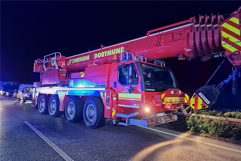Auf der A44 ist am späten Donnerstagabend ein Bus mit Schülern eines Berufskollegs aus Warburg von der Fahrbahn abgekommen. Zwischen Unna-Ost und Werl war die Autobahn die ganze Nacht lang gesperrt. Hier die Bilder der Bergungsarbeiten.