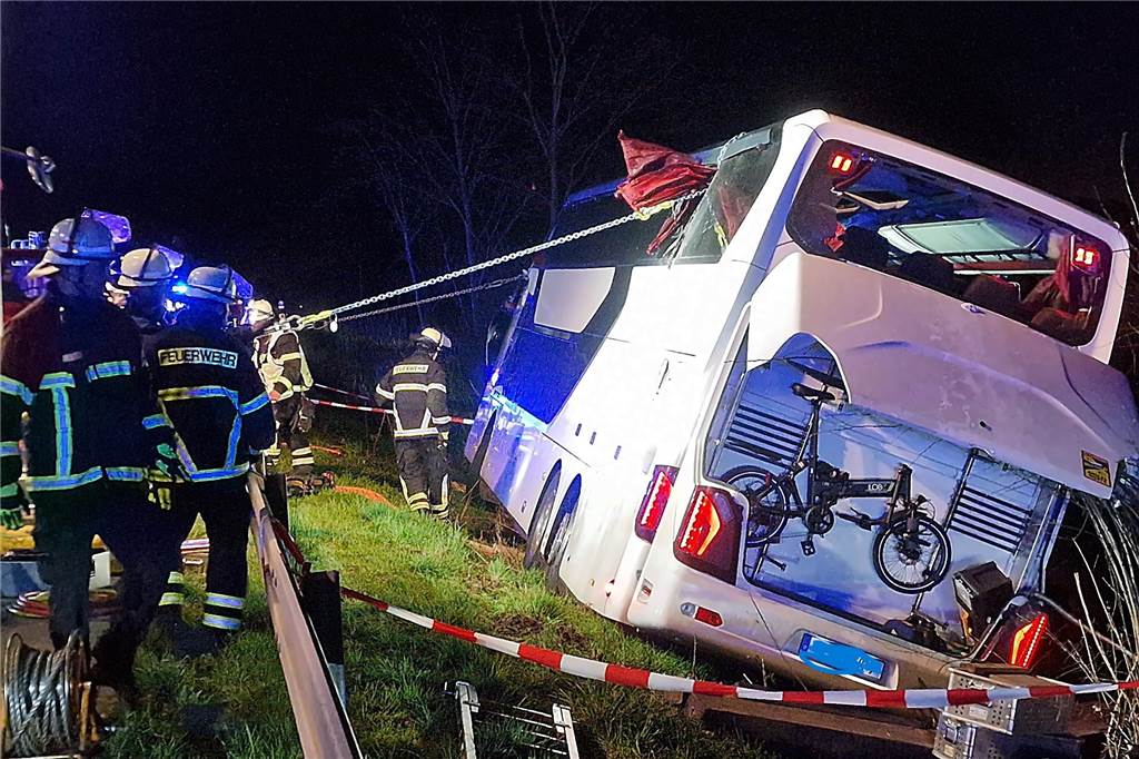 Auf der A44 ist am späten Donnerstagabend ein Bus mit Schülern eines Berufskollegs aus Warburg von der Fahrbahn abgekommen. Zwischen Unna-Ost und Werl war die Autobahn die ganze Nacht lang gesperrt. Hier die Bilder der Bergungsarbeiten.