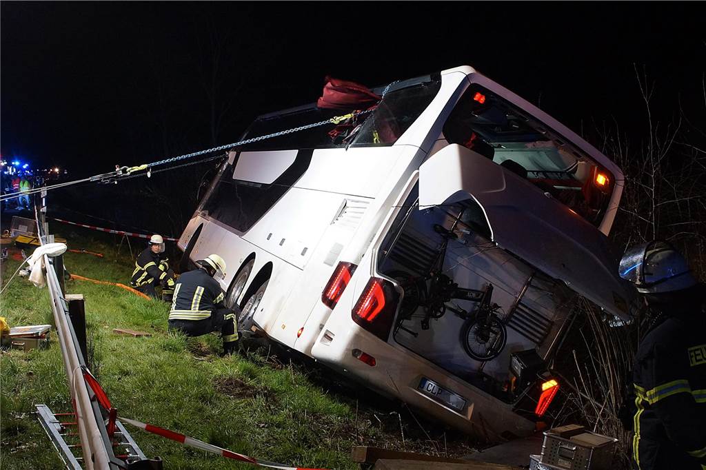 Auf der A44 ist am späten Donnerstagabend ein Bus mit Schülern eines Berufskollegs aus Warburg von der Fahrbahn abgekommen. Zwischen Unna-Ost und Werl war die Autobahn die ganze Nacht lang gesperrt. Hier die Bilder der Bergungsarbeiten.