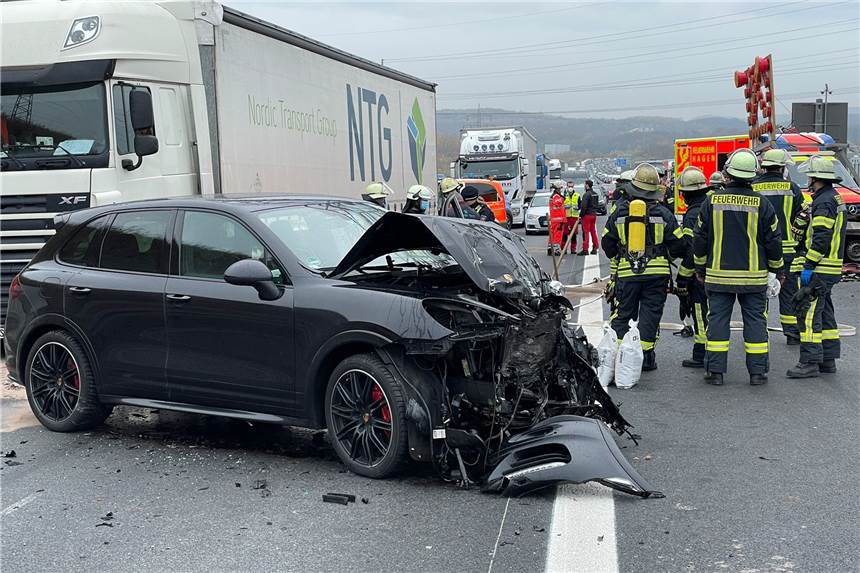 Schwerer Unfall mit Sportwagen: A45 war mehrere Stunden komplett gesperrt Auf der A45 bei Hagen ist ein Porsche-Fahrer in ein Baustellenfahrzeug gekracht.