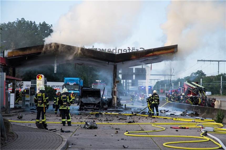 Drama auf der A5: Wagen rast in Autobahn-Tankstelle Auf der A5 ist es am Montagmorgen zu einem heftigen Unfall gekommen.
