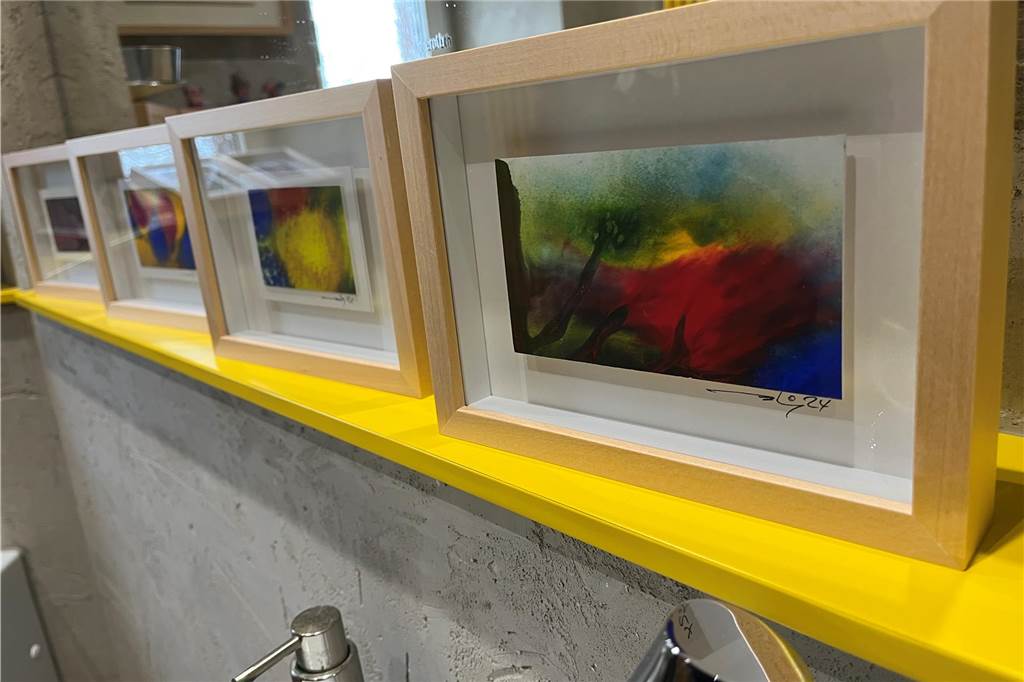 Derner Künstler nutzt die eigene Toilette als Ausstellungsort Auf der Ablage über dem Waschbecken in Fern Mehrings Toilettenraum reih sich Kunstwerk an Kunstwerk.