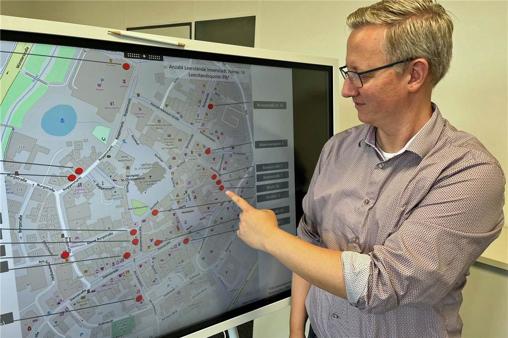 Wirtschaftsförderer enttäuscht: Neues Café im letzten Moment gescheitert Auf der aktuellen Leerstands-Übersicht aus dem August 2024 zeigt Wirtschaftsförderer Matthias Stiller auf die drei leeren Ladenlokale an der Bonenstraße, die ihm Sorgen bereiten.