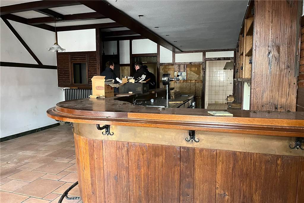Abriss des Niewerther Hofes beginnt bald: Bilder aus der Ruine Auf der alten Theke im "Niewerther Hof" hat sich eine dicke Staubschicht gebildet.
