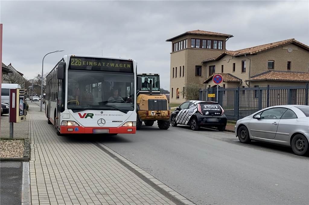 Neues Gewerbe am Halterner Bahnhof: Anwohner fürchten Verkehrschaos Auf der Annabergstraße wird es durch parkende Autos und permanenten Verkehr oft brenzlig eng.