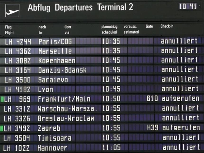Lufthansa meldet Passagierminus wegen Streiks Auf der Anzeigentafel am Flughafen in München werden annullierte Flüge angezeigt.