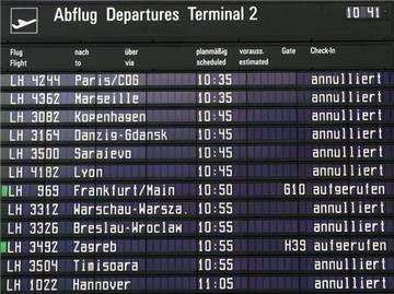 Auf der Anzeigentafel am Flughafen in München werden annullierte Flüge angezeigt.