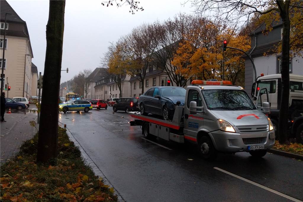 Wall-Sperrung auch am Dienstag: Verkehrsüberblick und der Montag zum Nachlesen Auf der Ausweichroute Möllerstraße gab es einen Unfall. Allerdings in anderer Fahrtrichtung.