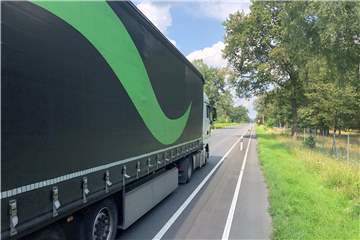 Auf der B 224 zwischen Dorsten und Erle gibt es derzeit nur einen schmalen Mehrzweckstreifen, auf dem die Autos den Radfahrern sehr nahe kommen. Geplant ist ein neuer Radweg, der mit einem Schutzstreifen vom motorisierten Verkehr getrennt werden soll.