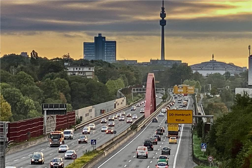 Komplett-Ausfall im ÖPNV: So lief der Nahverkehrs-Streik in Dortmund Auf der B1 lief der Verkehr am Mittwochmorgen gegen 8.20 Uhr trotz des Streiks entspannt.