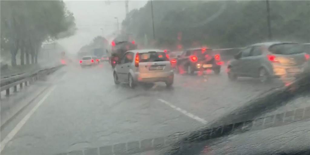 Starker Regen am Freitag in Dortmund - das waren die Folgen Auf der B1 ließ sich das Ausmaß des Regens in Dortmund am Freitagnachmittag erkennen.