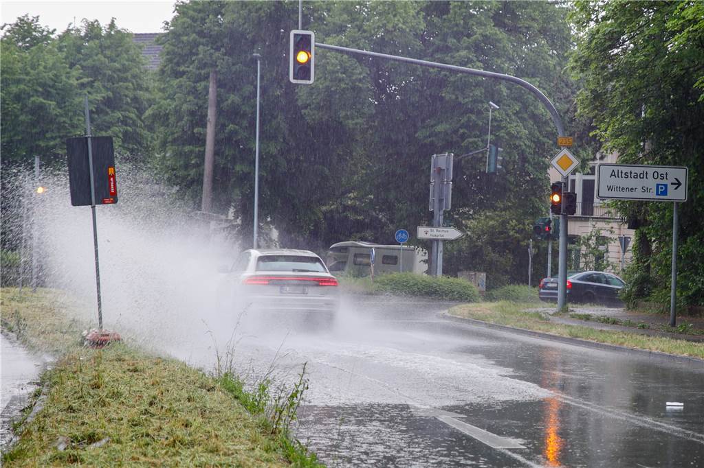 Tief „Emmelinde“ zieht über Castrop-Rauxel – viel Wasser, geringe Schäden Auf der B235 mussten die Autofahrer zeitweise durch tiefe Pfützen fahren.