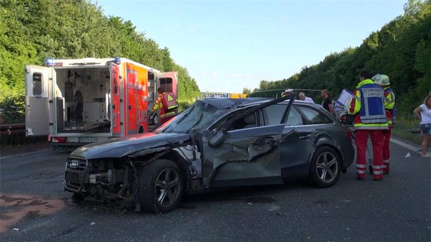Auf der B236 ist es am Sonntagabend zu einem schweren Unfall gekommen. 