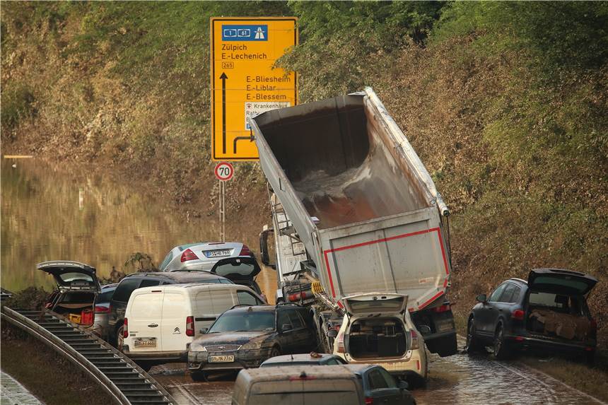Nach Unwetterkatastrophe mit Hochwasser: Öl und Diesel verschmutzen in NRW die Gewässer Auf der B265 bei Erftstadt-Liblar stehen Autowracks, die gestern noch unter Wasser standen.