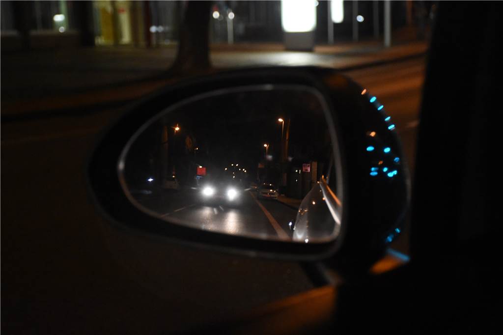 Ausgangssperre Nacht eins: Richtig leer sind die Straßen in Ahaus nicht Auf der Bahnhofstraße begegnen unserer Redakteurin immer wieder Autos. Es werden jedoch weniger, je später es wird.