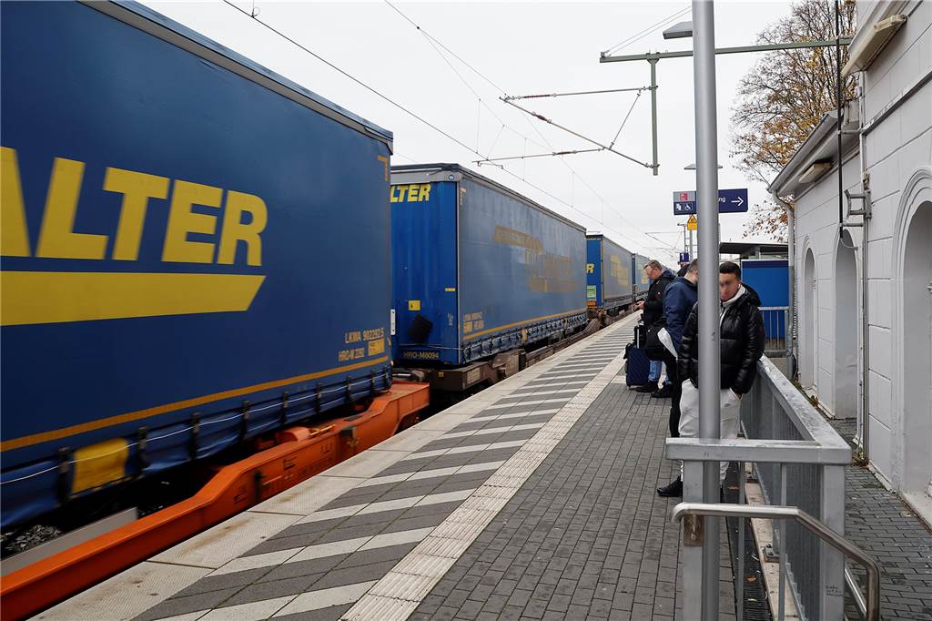 Bahnstrecke kurzfristig gesperrt: Busnotverkehr und hohe Verspätungen Auf der Bahnstrecke Dortmund-Hamm war der betrieb zeitweise eingestellt. Dafür fuhren Güterzüge durch.