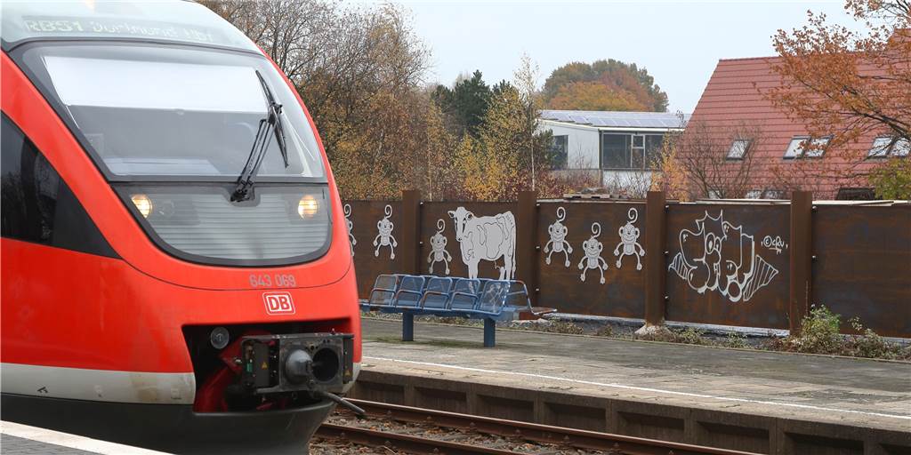 In Bahnhofsnähe: Person von Zug erfasst und schwer verletzt Auf der Bahnstrecke Enschede-Dortmund ist in der Nähe des Ahauser Bahnhofs am Montagabend eine Person von einem Zug erfasst worden.