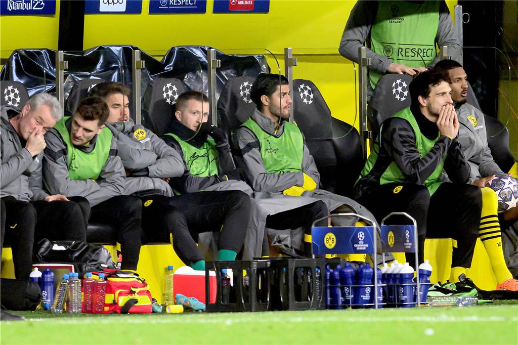 BVB-Routiniers Hummels und Reus nur auf der Bank: Ein Signal für die Zeitenwende in Dortmund Die Auswechselbank von Borussia Dortmund mit Marco Reus und Mats Hummels.