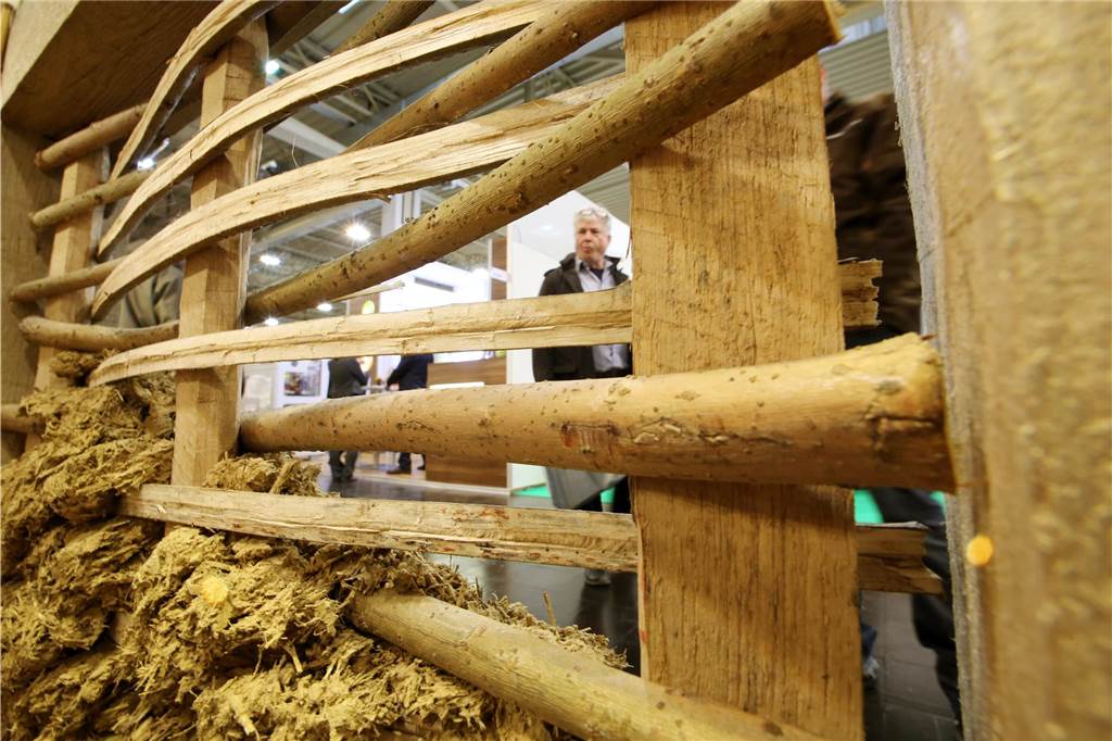 90er-Party, Baumesse, Poetry-Slam: Veranstaltungstipps fürs Wochenende Den Aufbau einer Lehmhauswand schaut sich am 15.01.2014 auf der Deubaukom Messe in Essen (Nordrhein-Westfalen) ein Besucher an.