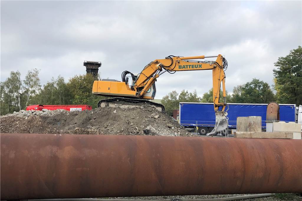 Abgesackte Emscherallee bereitet weiter Kopfzerbrechen und nervt die Pendler Auf der Baustelle an der Emscherallee wird seit einem Jahr gearbeitet. Im Vordergrund ist die oberirdische Abwasserleitung zu sehen.