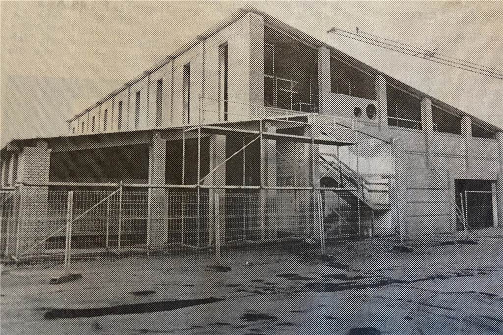 Mehrzweckhalle: Bau war begleitet von Streit, Pleite und Pannen Der Rohbau der Mehrzweckhalle am Lippspieker