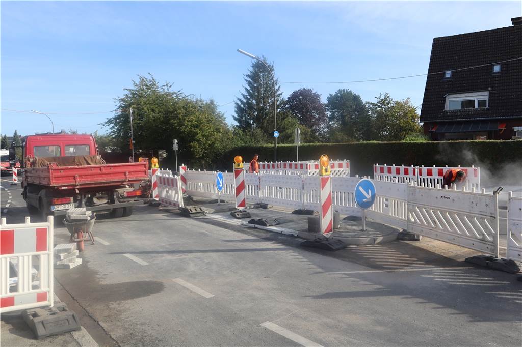 Auf der Baustelle Kurler Straße werden gerade Steine zurechtgeschnitten.