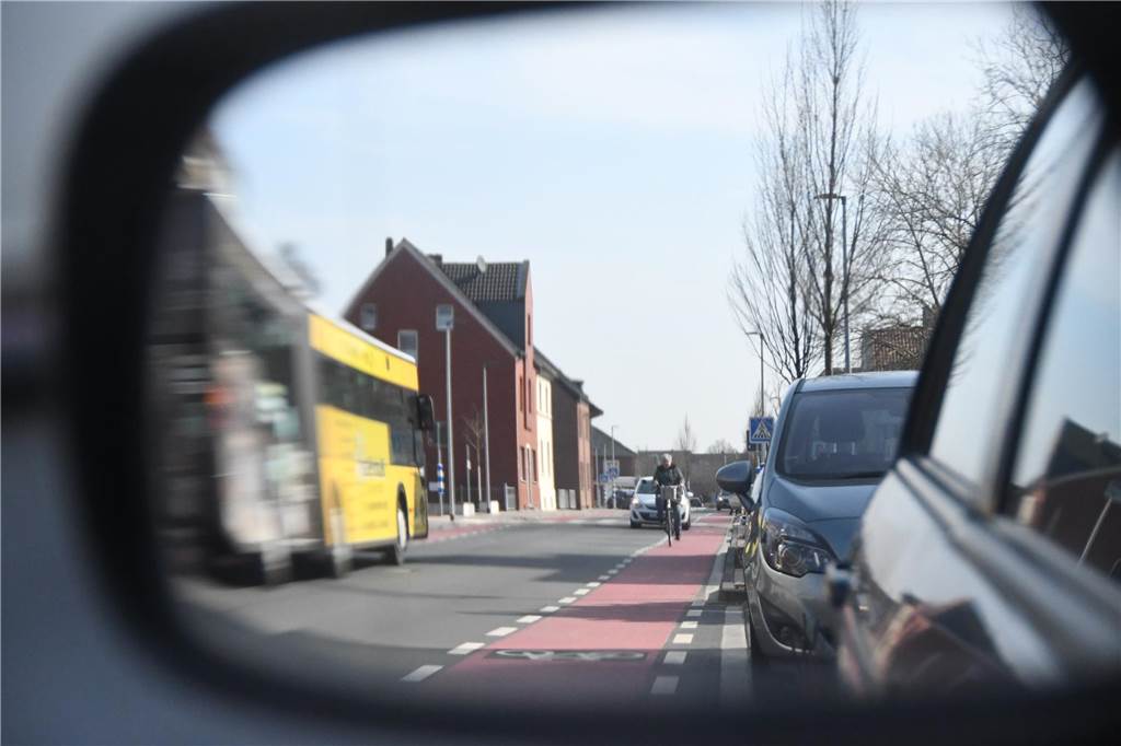 Auf der Bilholtstraße in Olfen gibt es einen roten Fahrradstreifen parallel zum Kfz-Verkehr. 