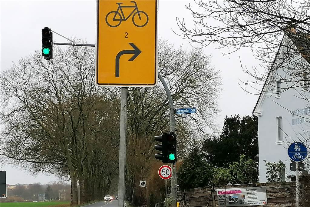 Auf der Bodelschwingher Straße weisen nun in beiden Fahrtrichtungen Schilder auf die Umleitung in die alte Mengeder Straße hin.
