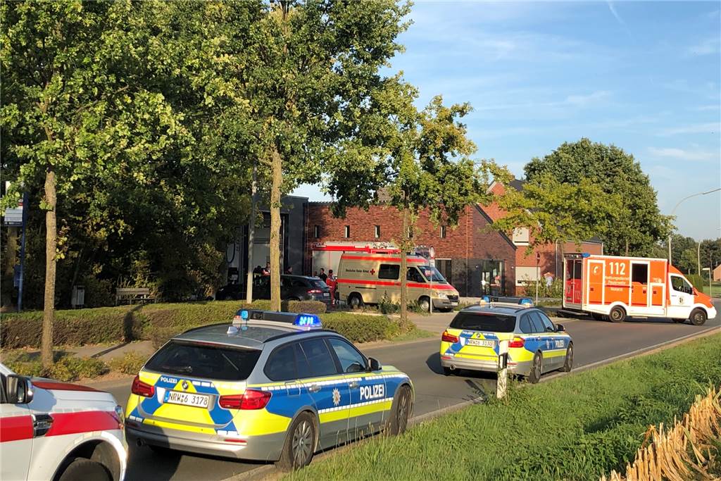 Massenschlägerei nach Fußballspiel in Vinnum: Die Chronologie des Ereignisses Auf der Borker Straße reihten sich Einsatzfahrzeuge aneinander.