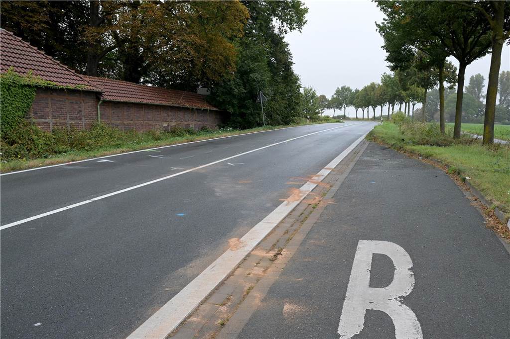 Nach illegalem Autorennen: Schwerer Unfall auf der Borker Straße Auf der Borker Straße sind die Spuren des Unfalls noch deutlich zu sehen.