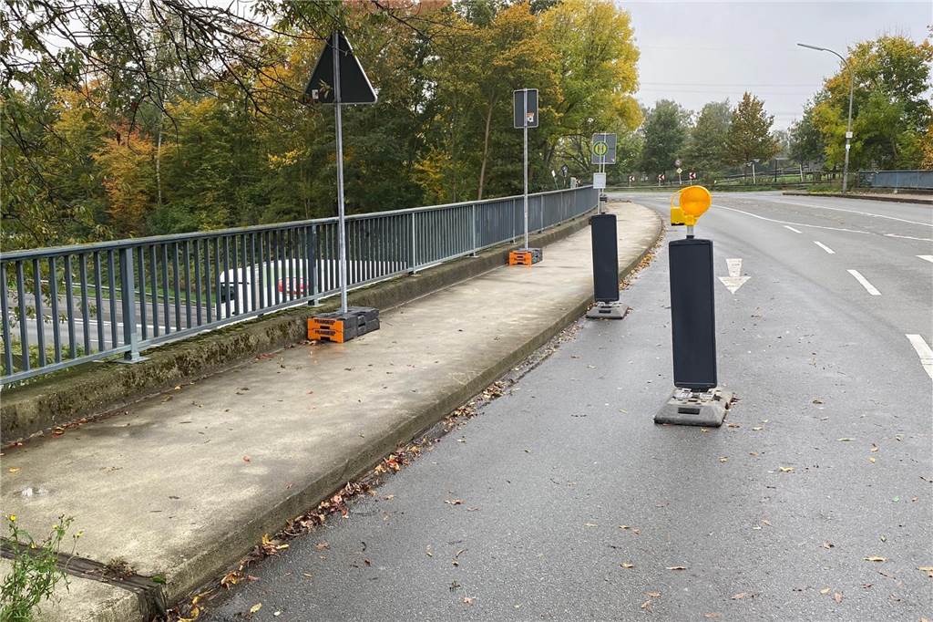 30-Kilo-Klotz in Dortmund auf Autobahn geworfen: Staatsanwalt sucht Zeugen Auf der Autobahnbrücke stehen Leitbaken.